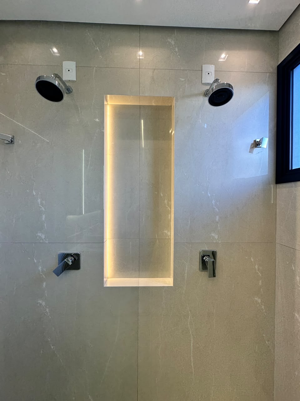 Banheiro com duas duchas modernas